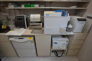 安西歯科医院の洗浄消毒器・シーリング装置・蒸気滅菌器を備えた器具の処理スペース